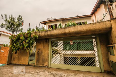 Casa à venda com 463m², 4 quartos e 5 vagas Casa à venda com 463m², 4 quartos e 5 vagasFachada