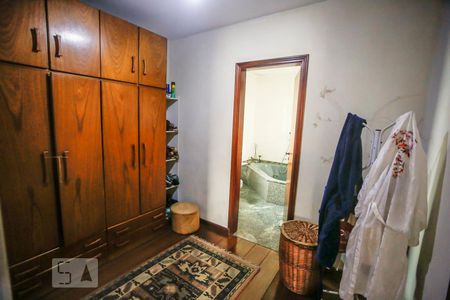 Casa à venda com 463m², 4 quartos e 5 vagas Casa à venda com 463m², 4 quartos e 5 vagasCloset suite 1