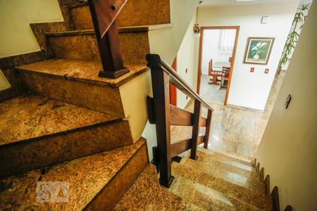 Casa à venda com 463m², 4 quartos e 5 vagas Casa à venda com 463m², 4 quartos e 5 vagasEscada