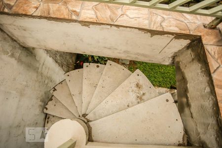 Casa à venda com 463m², 4 quartos e 5 vagas Casa à venda com 463m², 4 quartos e 5 vagasEscada para o quintal