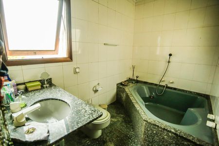 Casa à venda com 463m², 4 quartos e 5 vagas Casa à venda com 463m², 4 quartos e 5 vagasBanheiro da Suíte 1