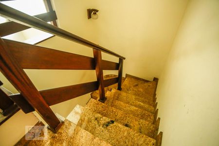 Casa à venda com 463m², 4 quartos e 5 vagas Casa à venda com 463m², 4 quartos e 5 vagasEscada