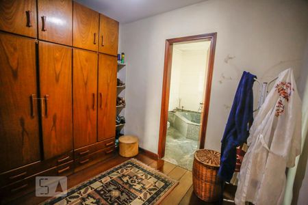 Casa à venda com 463m², 4 quartos e 5 vagas Casa à venda com 463m², 4 quartos e 5 vagasCloset suite 1