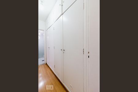 Closet da suíte de apartamento para alugar com 3 quartos, 85m² em Vila Olímpia, São Paulo
