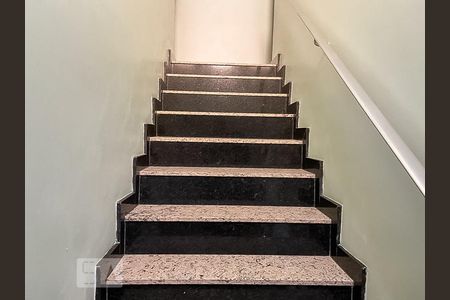 Escadas de casa para alugar com 3 quartos, 140m² em Vila Paulista, São Paulo