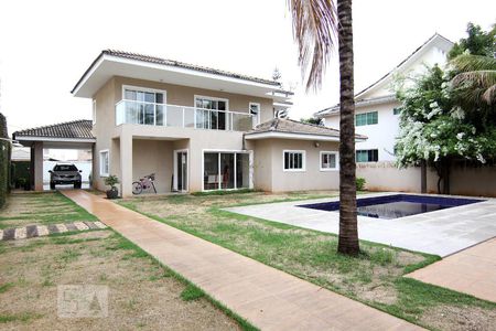 Casa de condomínio para alugar com 450m², 4 quartos e 4 vagas Casa de condomínio para alugar com 450m², 4 quartos e 4 vagasFachada