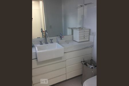 Casa à venda com 300m², 3 quartos e 4 vagasBanheiro da Suíte 1