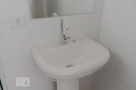Detalhe banheiro de casa para alugar com 1 quarto, 50m² em Km 18, Osasco