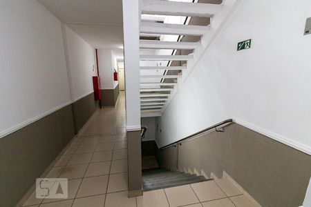 Apartamento para alugar com 44m², 2 quartos e 1 vagaEscadas de acesso ao apartamento