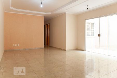 Casa para alugar com 3 quartos, 150m² em Jardim Atlântico, Goiânia