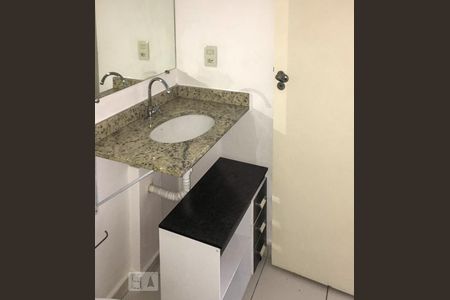 Banheiro de apartamento para alugar com 2 quartos, 51m² em Umuarama, Osasco