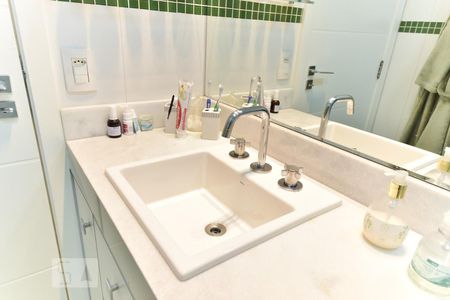 Apartamento à venda com 328m², 4 quartos e 4 vagasBanheiro da Suíte 1