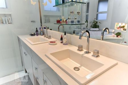 Apartamento à venda com 328m², 4 quartos e 4 vagasBanheiro da Suíte Master