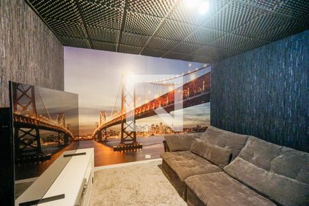 Casa à venda com 450m², 4 quartos e 4 vagas Casa à venda com 450m², 4 quartos e 4 vagasSala de TV