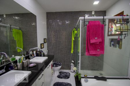 Casa à venda com 250m², 3 quartos e 5 vagasBanheiro da Suíte 1