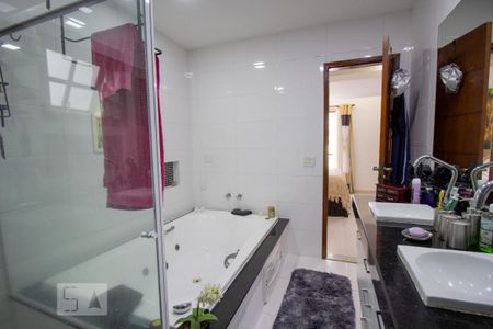 Casa à venda com 250m², 3 quartos e 5 vagasBanheiro da Suíte 1