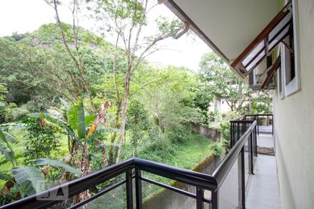 Casa à venda com 250m², 3 quartos e 5 vagasSacada Corredor