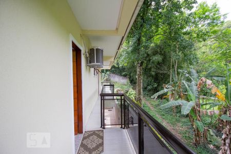 Casa à venda com 250m², 3 quartos e 5 vagasSacada Corredor
