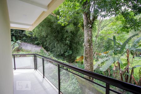 Casa à venda com 250m², 3 quartos e 5 vagasSacada Corredor