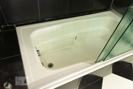 Casa à venda com 500m², 5 quartos e 8 vagas Casa à venda com 500m², 5 quartos e 8 vagasBanheira