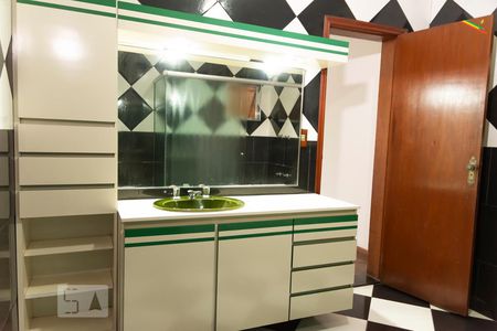 Casa à venda com 500m², 5 quartos e 8 vagas Casa à venda com 500m², 5 quartos e 8 vagasLavatório com Gabinete Iluminado