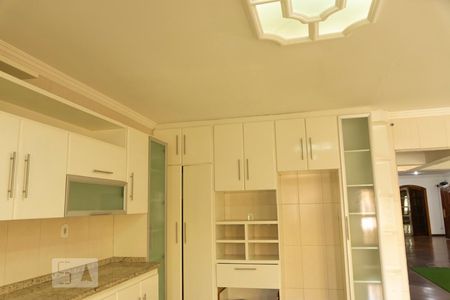 Casa à venda com 500m², 5 quartos e 8 vagas Casa à venda com 500m², 5 quartos e 8 vagasCozinha - Armários Detalhes