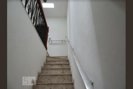 Escada de casa para alugar com 3 quartos, 305m² em Vila Guarani (z Sul), São Paulo