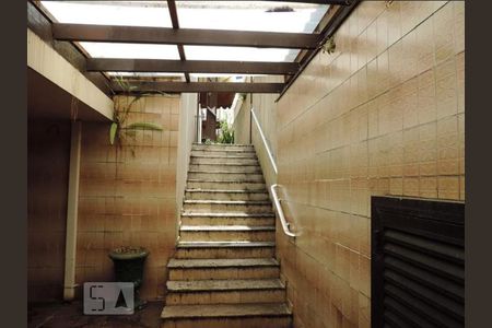 Casa para alugar com 305m², 3 quartos e sem vaga Casa para alugar com 305m², 3 quartos e sem vagaEscada