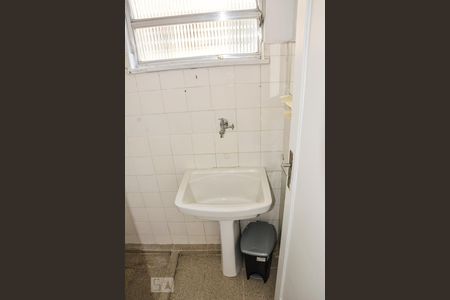 banheiro  de kitnet/studio para alugar com 1 quarto, 28m² em Botafogo, Rio de Janeiro
