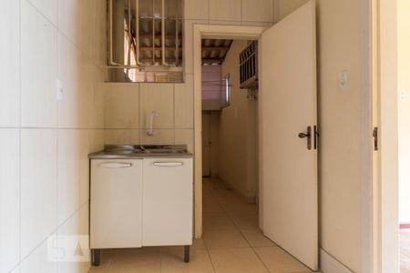 Cozinha de apartamento para alugar com 1 quarto, 40m² em Santa Cecília, Porto Alegre