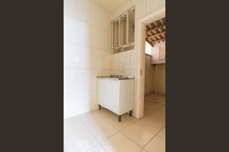 Cozinha de apartamento para alugar com 1 quarto, 40m² em Santa Cecília, Porto Alegre