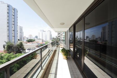 Apartamento à venda com 330m², 3 quartos e 4 vagas Apartamento à venda com 330m², 3 quartos e 4 vagasVaranda