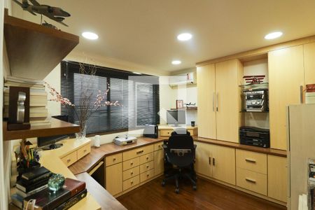 Apartamento à venda com 330m², 3 quartos e 4 vagas Apartamento à venda com 330m², 3 quartos e 4 vagasEscritório