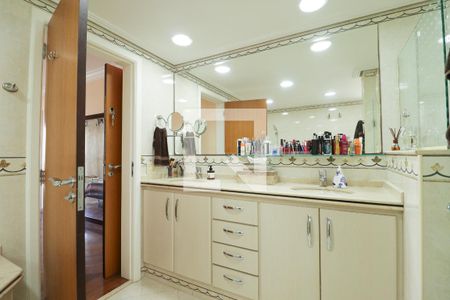 Apartamento à venda com 330m², 3 quartos e 4 vagas Apartamento à venda com 330m², 3 quartos e 4 vagasBanheiro da Suíte 2