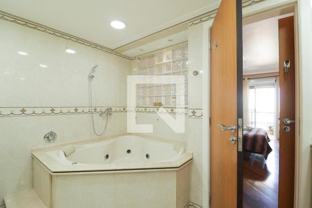 Apartamento à venda com 330m², 3 quartos e 4 vagas Apartamento à venda com 330m², 3 quartos e 4 vagasBanheiro da Suíte 2