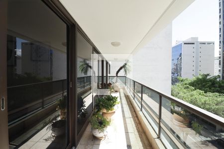 Apartamento à venda com 330m², 3 quartos e 4 vagas Apartamento à venda com 330m², 3 quartos e 4 vagasVaranda