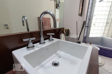 Apartamento à venda com 100m², 2 quartos e 3 vagasBanheiro da suíte