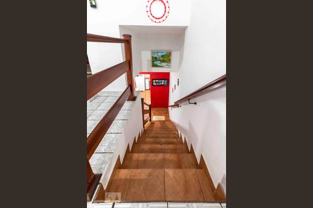 Casa à venda com 250m², 4 quartos e 2 vagas Casa à venda com 250m², 4 quartos e 2 vagasEscada de Acesso