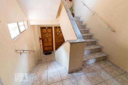 Apartamento à venda com 61m², 2 quartos e 1 vagaEscadas de acesso ao apartamento