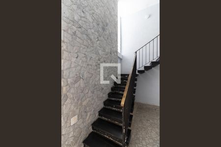 Escada de casa para alugar com 5 quartos, 340m² em Liberdade, São Paulo