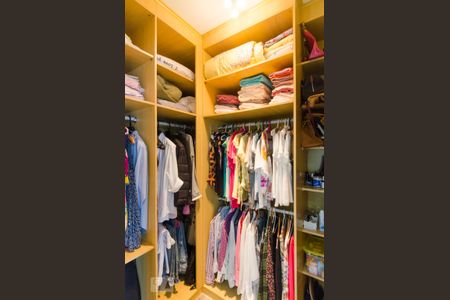 Casa à venda com 226m², 3 quartos e 5 vagas Casa à venda com 226m², 3 quartos e 5 vagasCloset da suíte 3
