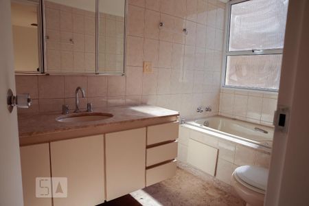 Apartamento à venda com 117m², 3 quartos e 1 vagaBanheiro da Suíte