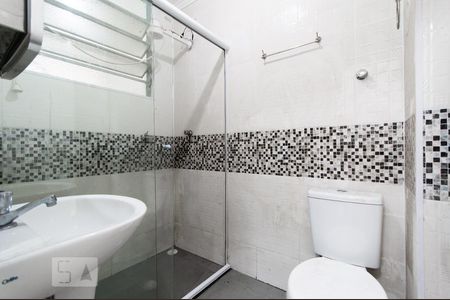 Banheiro de kitnet/studio para alugar com 1 quarto, 33m² em República, São Paulo
