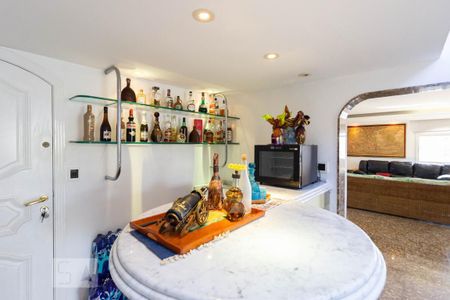 Apartamento à venda com 425m², 4 quartos e 7 vagasAdega