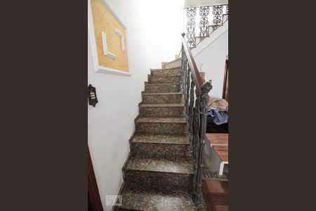 escada acesso dormitorios sala de casa à venda com 3 quartos, 180m² em Vila Isolina Mazzei, São Paulo