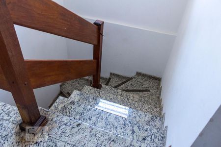 Casa à venda com 180m², 4 quartos e 2 vagasEscada