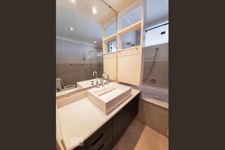 Apartamento à venda com 240m², 4 quartos e 3 vagasBanheiro da Suíte 1