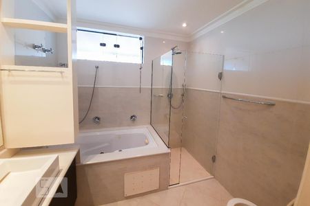 Apartamento à venda com 240m², 4 quartos e 3 vagasBanheiro da Suíte 1