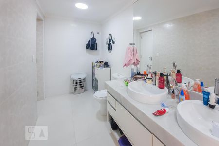 Apartamento à venda com 230m², 4 quartos e 3 vagasBanheiro da Suíte
