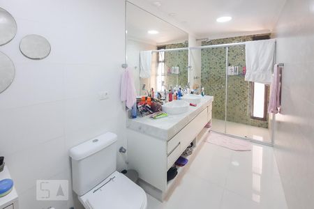Apartamento à venda com 230m², 4 quartos e 3 vagasBanheiro da Suíte